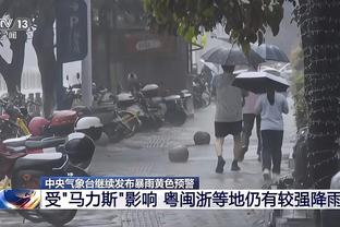 气氛不错！巴萨拍摄全家福，拉波尔塔与球员们亲切寒暄