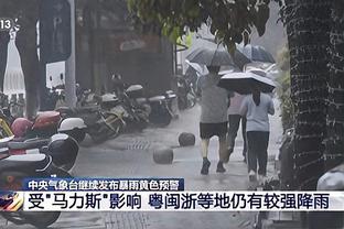 胜旧主！哈登赛后在球迷的76人1号球衣上签名