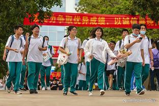 阿根廷国家队晒视频悼念离世的老球迷：您的鼓声永远都在